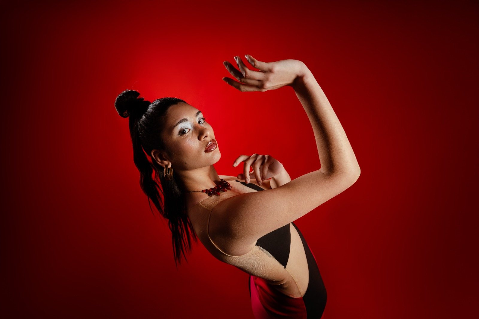 Retrato en estudio con fondo rojo, realizado en la EXPERIENCIA EUF
