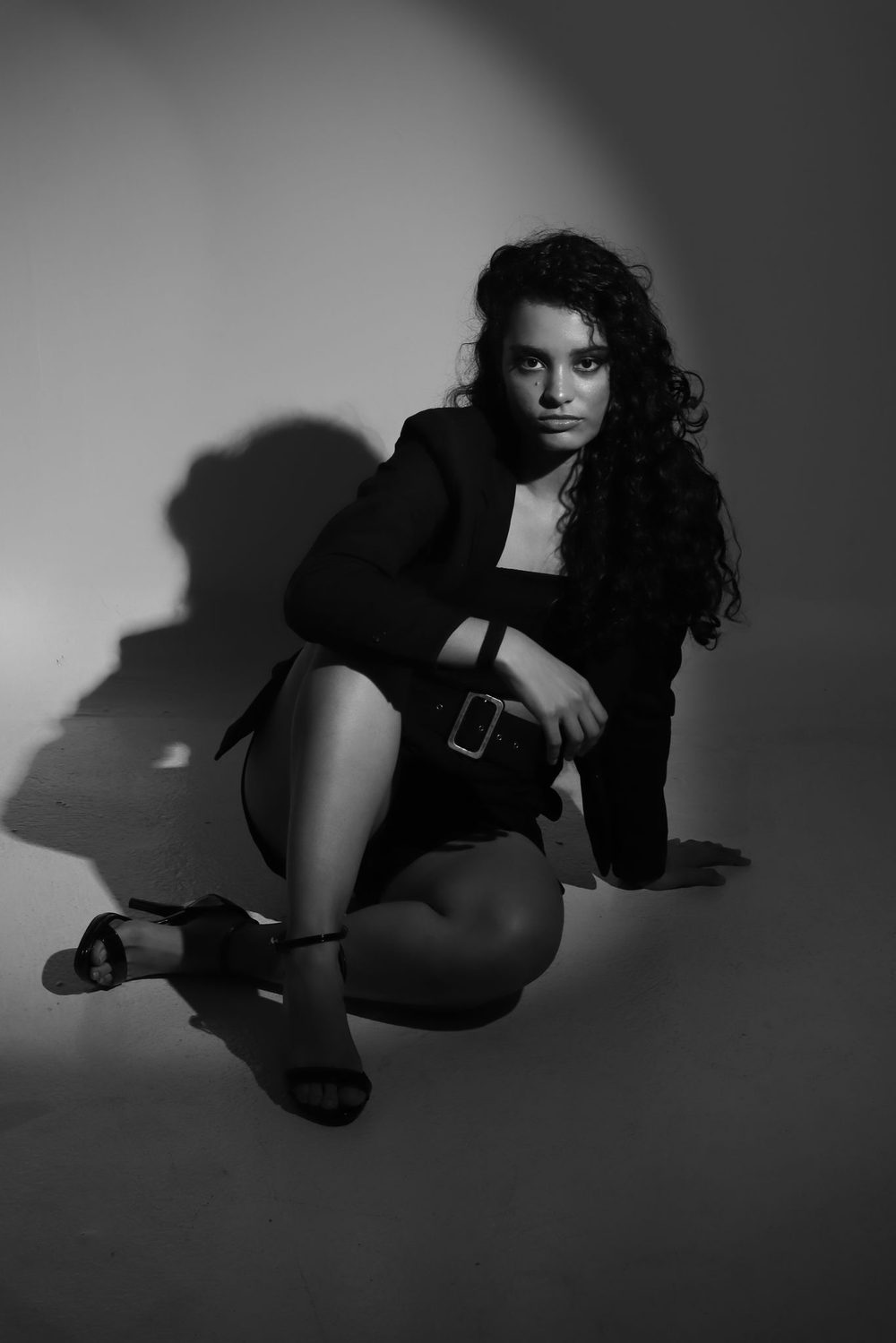 Retrato en blanco y negro iluminado con una sola luz